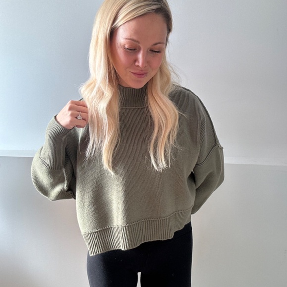 Harlow Cropped Sweater - Picture 2 of 2